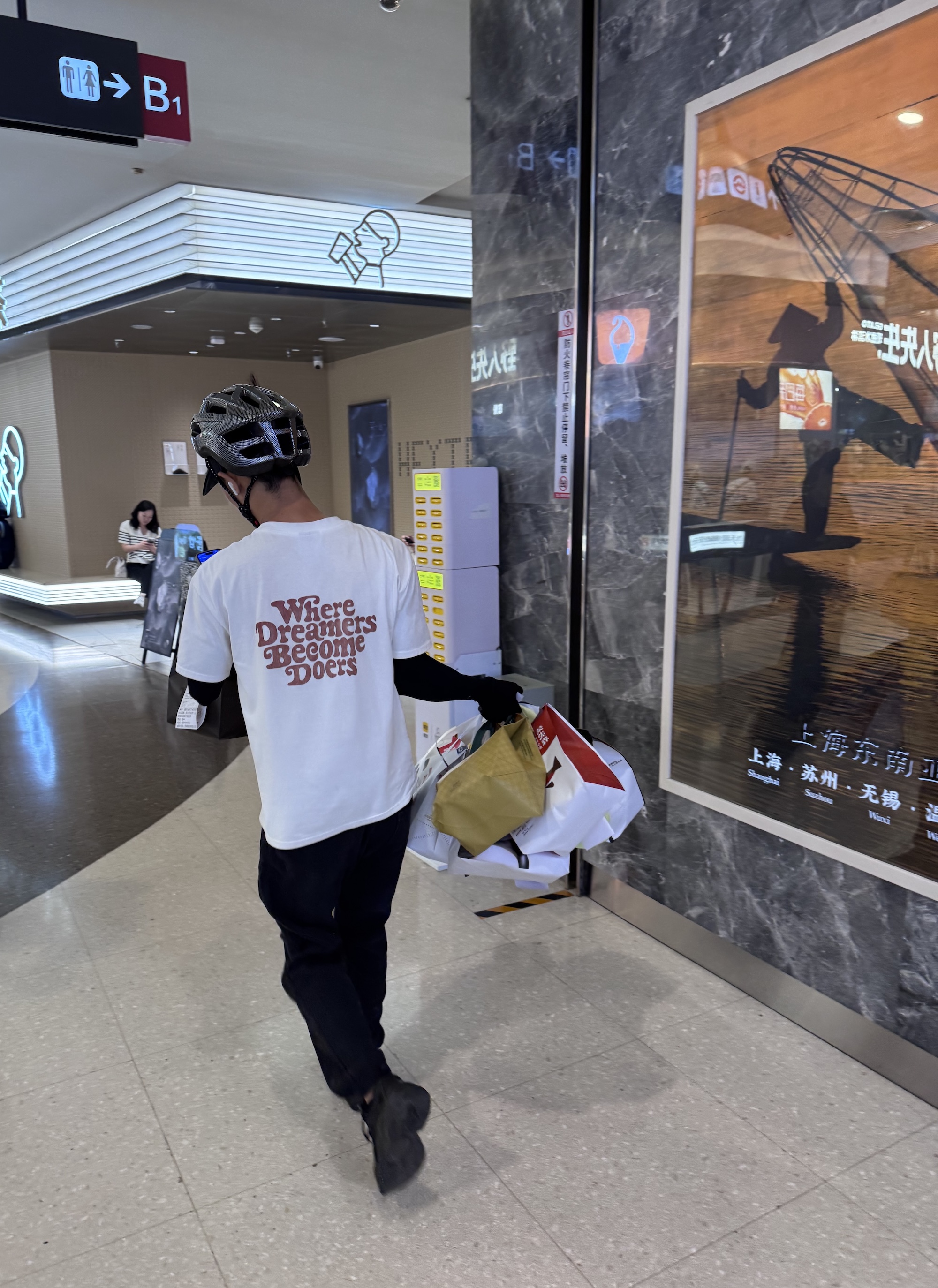 All day long, delivery drivers hurry from and to pick-up points